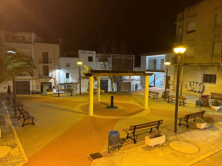Esta plaza es un punto neurálgico en la vida social de la localidad y una parte esencial de la historia de Càlig.