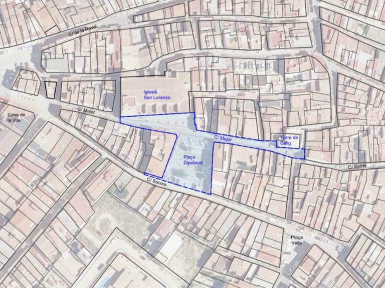 Esta plaza es un punto neurálgico en la vida social de la localidad y una parte esencial de la historia de Càlig.