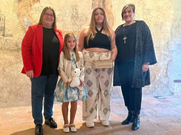 Durante el acto la alcaldesa, Ernestina Borràs, felicitaba a las afortunadas, así como al resto de las niñas por formar parte de la Corte de Honor.
