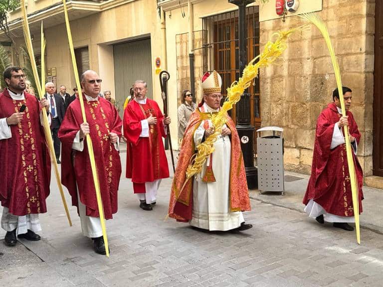 La Semana Santa en Castellón y su distrito marítimo, el Grao, se vive con una profunda devoción y un rico calendario de actos que fusionan tradición, fe y atractivo turístico.