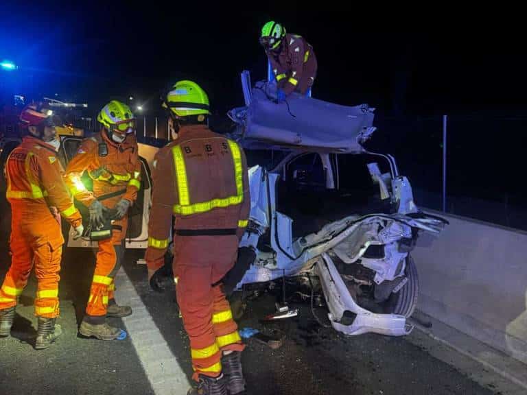 Los bomberos lograron liberar a dos personas que habían quedado atrapadas en los vehículos, quienes fueron transferidas a los equipos sanitarios para su atención inmediata.