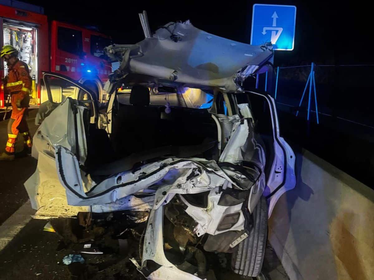 Cinco personas heridas en un accidente entre dos coches en la V-21