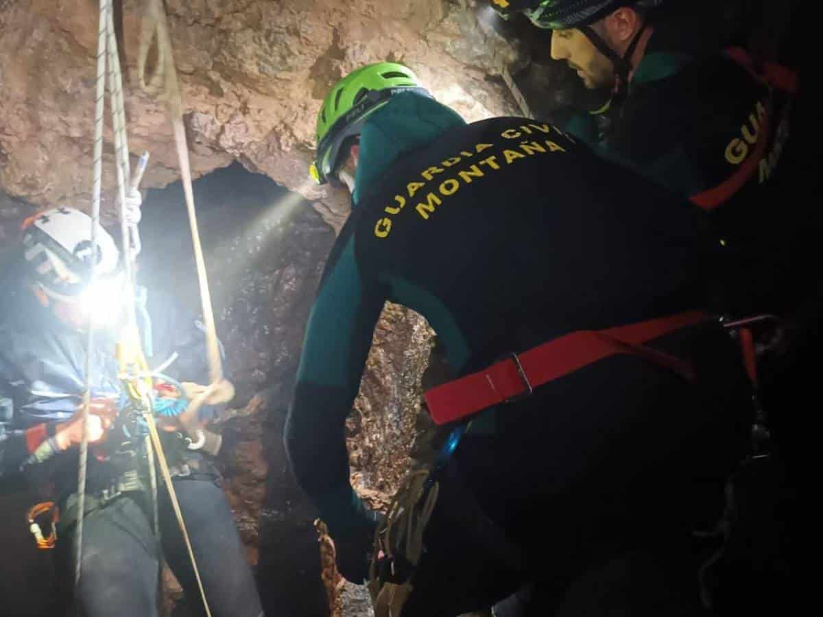 Complicado rescate de cuatro espeleólogos atrapados en la cueva de Vallada, Valencia