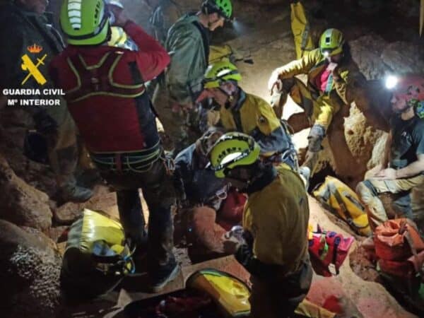 Complicado rescate de una espeleológa accidentada en una cueva de Valencia Complicado rescate de una espeleológa accidentada en una cueva de Valencia
