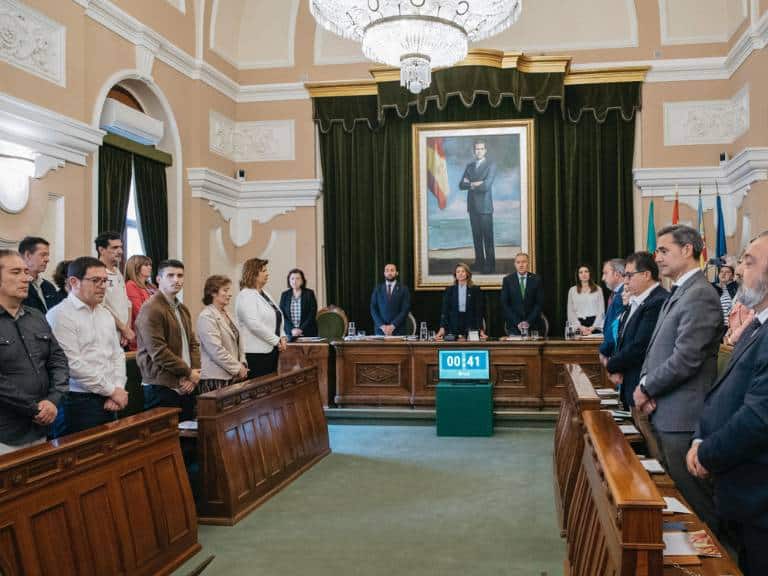 La alcaldesa de Castellón, Begoña Carrasco, ha encabezado esta mañana la sesión ordinaria del pleno municipal correspondiente al mes de abril. El encuentro ha comenzado con un minuto de silencio por parte de toda la corporación en homenaje al Papa Francisco, coincidiendo con el tercer y último día de luto oficial decretado en España tras su fallecimiento. En señal de respeto, las banderas institucionales han sido adornadas con crespones negros durante la jornada.