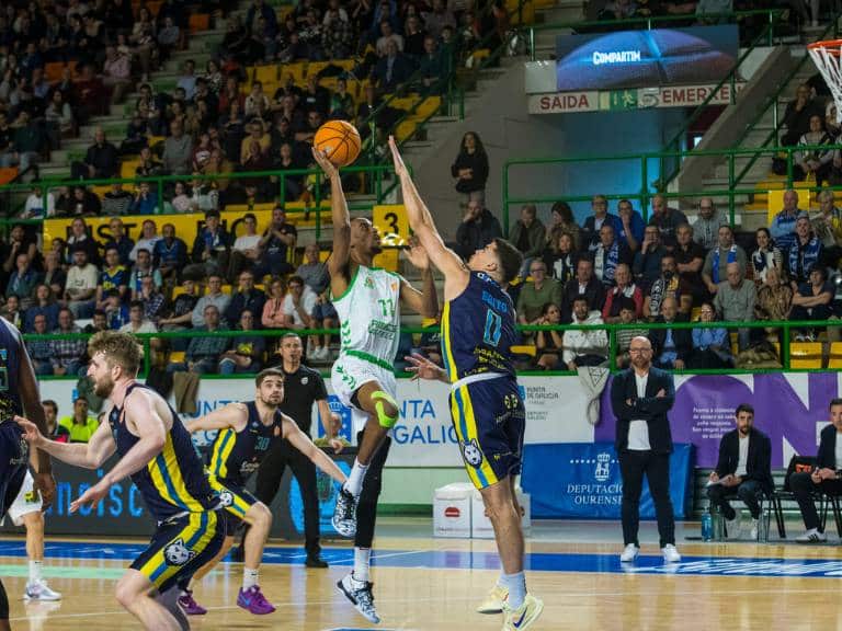 El Amics Castelló luchó con intensidad, pero acabó cediendo ante un Ourense más sólido que se impuso por 96-77.