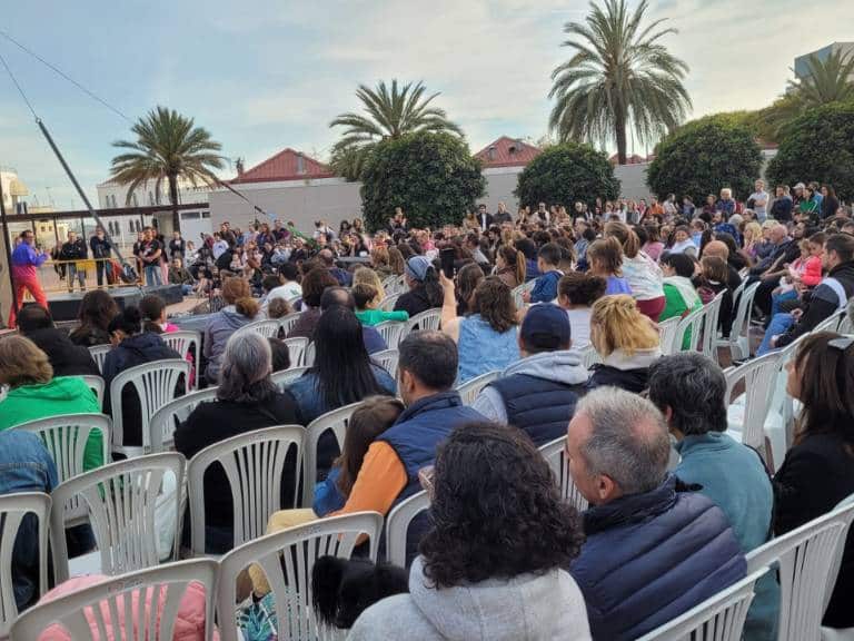 la sexta edición del Festival "Grau de Circ" comenzó cumpliendo con creces las expectativas, alcanzando un lleno total en todas las funciones de la jornada de apertura.