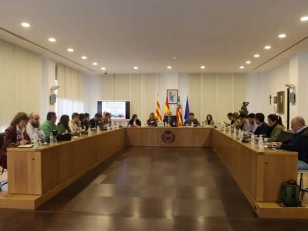 El Pleno urgente de Vila-real aprueba 2,9 millones para proveedores y personal municipal