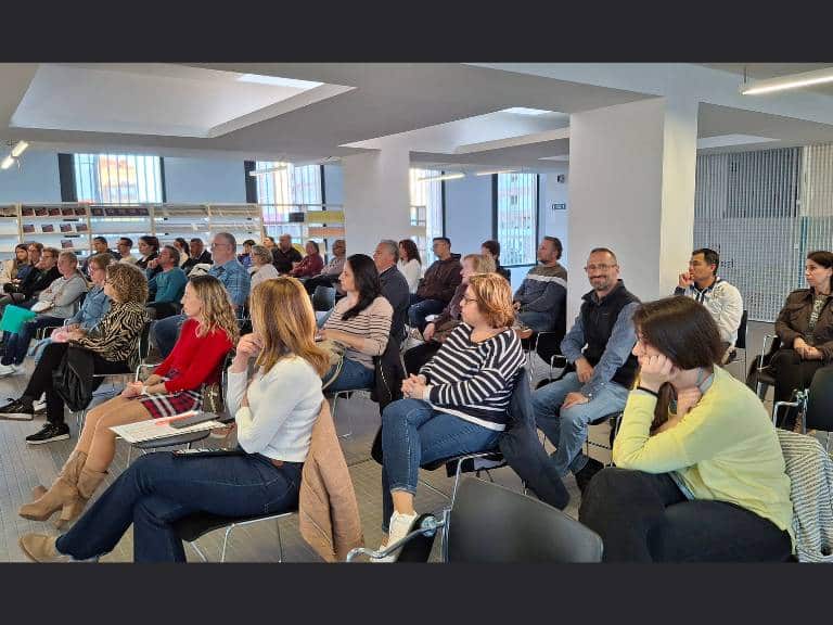 S'ha animat els assistents a participar en activitats de la Regidoria de Normalització Lingüística al maig, com el Rock per la Llengua i els Premis Maig - Memorial Pasqual Batalla.