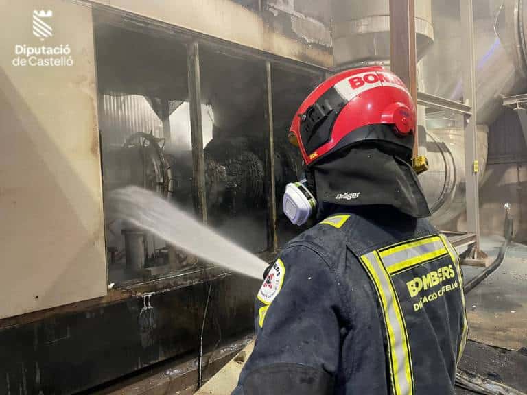 El incendio se originó durante la pasada noche en los equipos de turbinas de generación eléctrica ubicados en las instalaciones de la empresa.