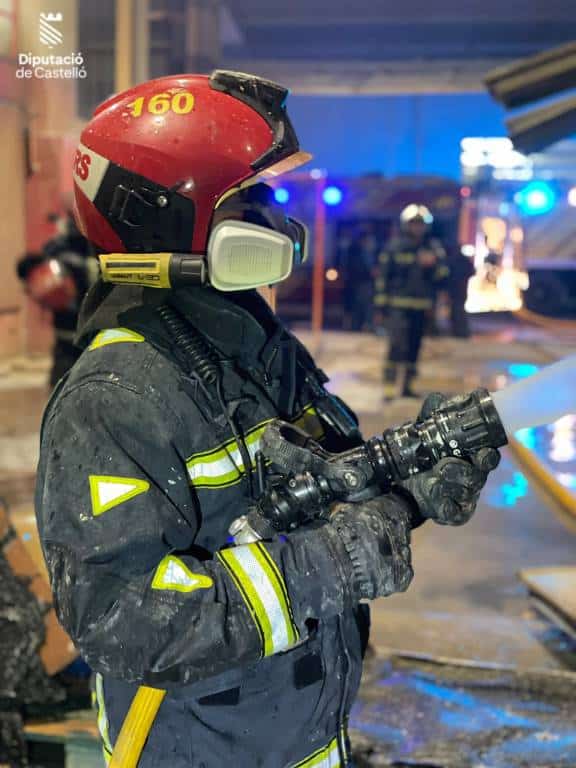 El incendio se originó durante la pasada noche en los equipos de turbinas de generación eléctrica ubicados en las instalaciones de la empresa.