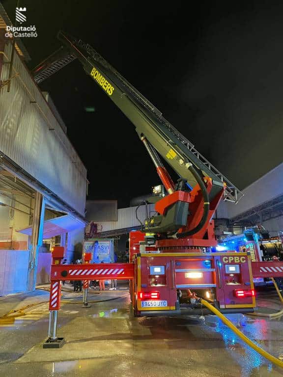 El incendio se originó durante la pasada noche en los equipos de turbinas de generación eléctrica ubicados en las instalaciones de la empresa.
