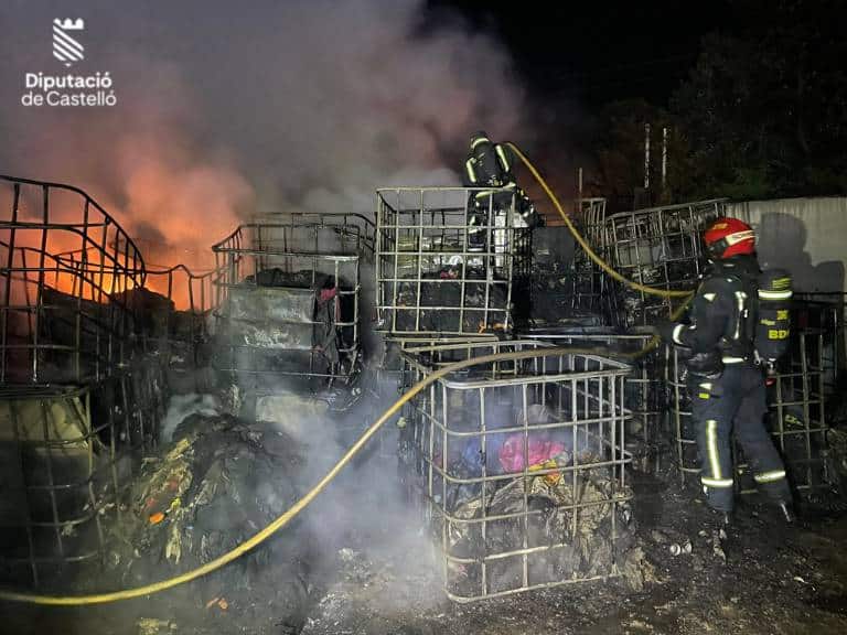 Los bomberos consiguieron evitar que el fuego se propagara al interior de la nave y a un patio exterior con una gran cantidad de materiales almacenados.