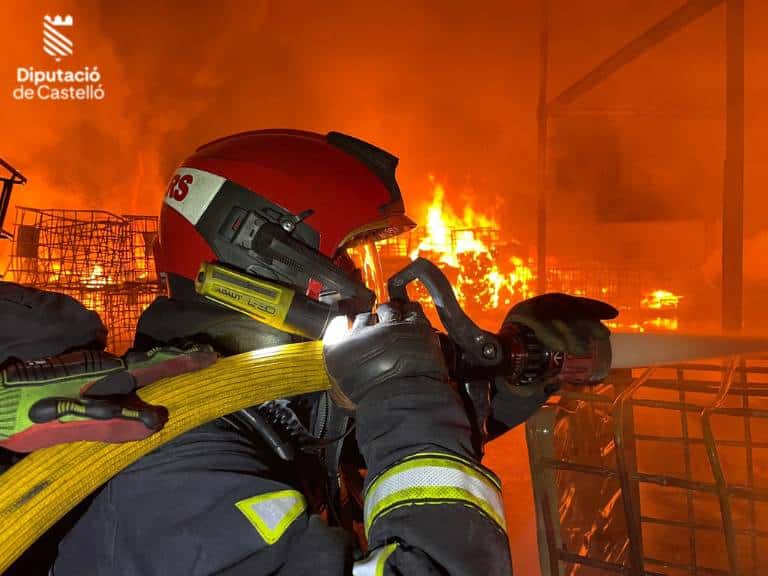 Los bomberos consiguieron evitar que el fuego se propagara al interior de la nave y a un patio exterior con una gran cantidad de materiales almacenados.