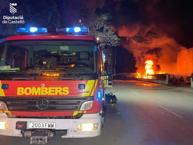 Los bomberos consiguieron evitar que el fuego se propagara al interior de la nave y a un patio exterior con una gran cantidad de materiales almacenados.