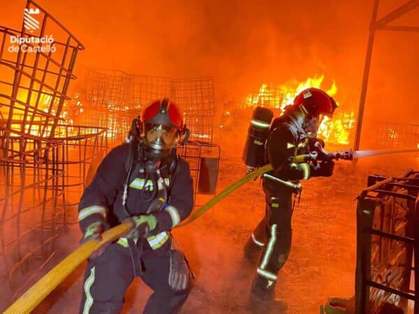 Nuevo incendio industrial sacude La Vall d’Uixó: Arde el exterior de una nave Nuevo incendio industrial sacude La Vall d’Uixó: Arde el exterior de una nave