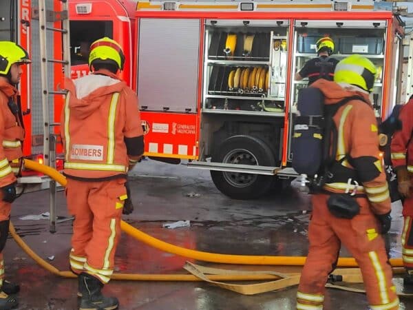 La A-3 cortada por el incendio de un camión con riesgo de explosión