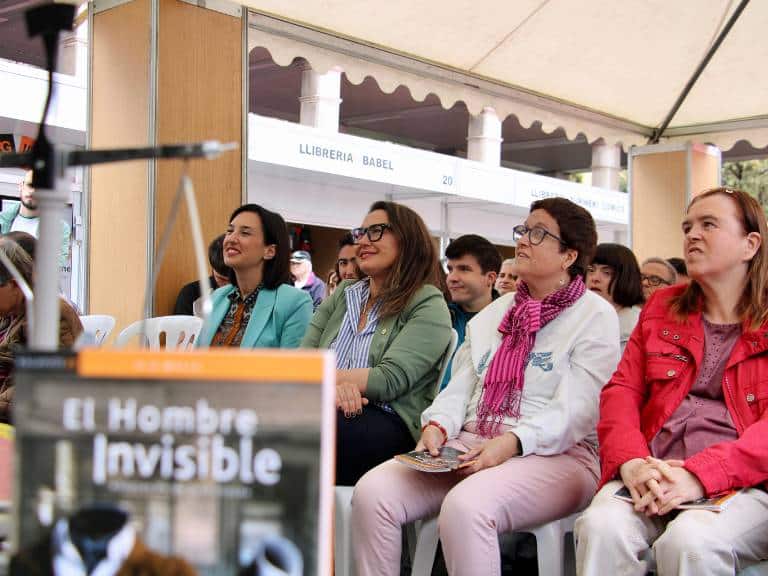 Usuarios del Centro Ocupacional de Rafalafena y del Centro Ocupacional de Síndrome de Down han procedido a la lectura continuada de la novela “El Hombre invisible” de H. G. Wells