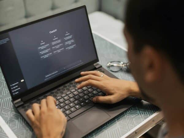 La OCU advierte: Desactiva la opción ‘compartir datos’ en ChatGPT para protegerte La OCU advierte: Desactiva la opción ‘compartir datos’ en ChatGPT para protegerte
