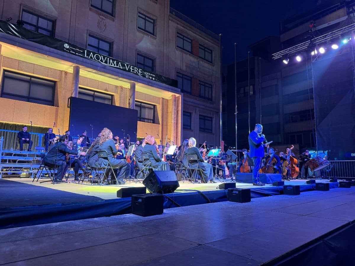 La plaza Mayor de Vila-real se llena de emoción con Laquima Vere