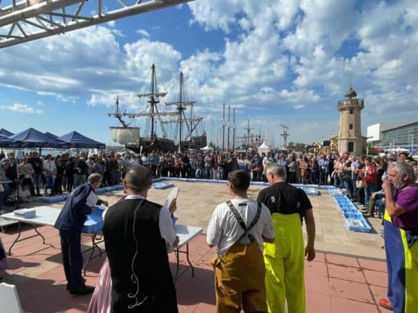 La subasta de pescado, mercadillo marinero y el Encuentro de Navegantes, abarrotan el Grao de Castellón La subasta de pescado, mercadillo marinero y el Encuentro de Navegantes, abarrotan el Grao de Castellón
