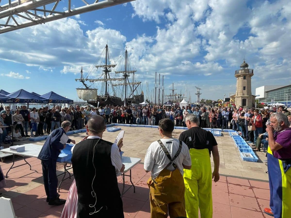 La subasta de pescado, mercadillo marinero y el Encuentro de Navegantes, abarrotan el Grao de Castellón