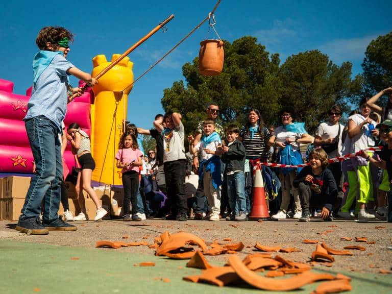 La jornada destacó por la romería infantil a la ermita de San Cristóbal, los entrañables ‘angelets’, el reparto de ‘rotllos’ bendecidos y la música en vivo.