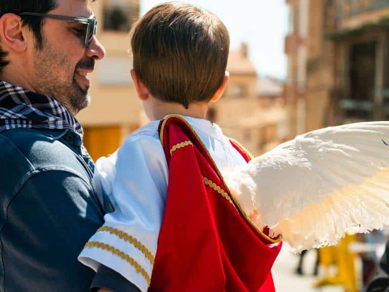 La jornada destacó por la romería infantil a la ermita de San Cristóbal, los entrañables ‘angelets’, el reparto de ‘rotllos’ bendecidos y la música en vivo.