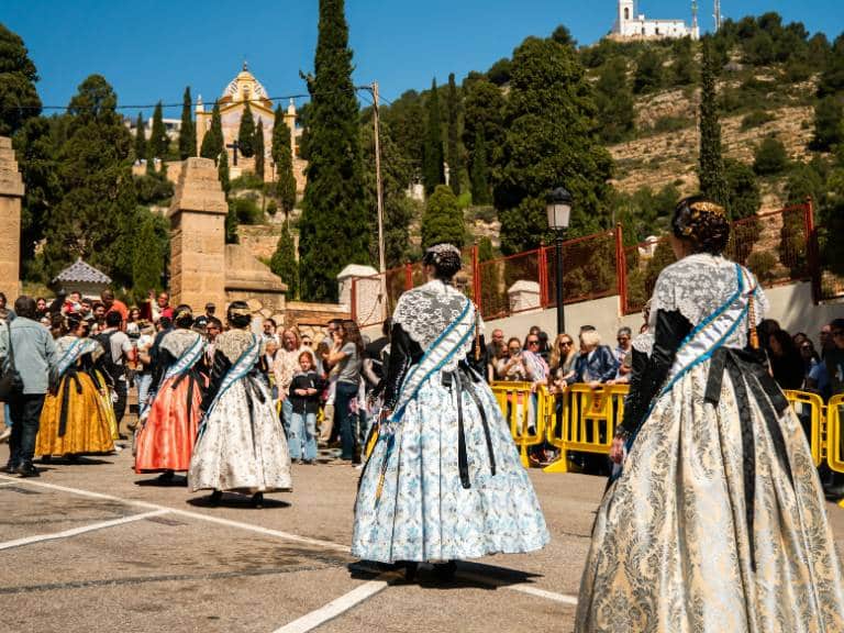 La jornada destacó por la romería infantil a la ermita de San Cristóbal, los entrañables ‘angelets’, el reparto de ‘rotllos’ bendecidos y la música en vivo.