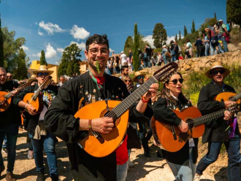 La jornada destacó por la romería infantil a la ermita de San Cristóbal, los entrañables ‘angelets’, el reparto de ‘rotllos’ bendecidos y la música en vivo.