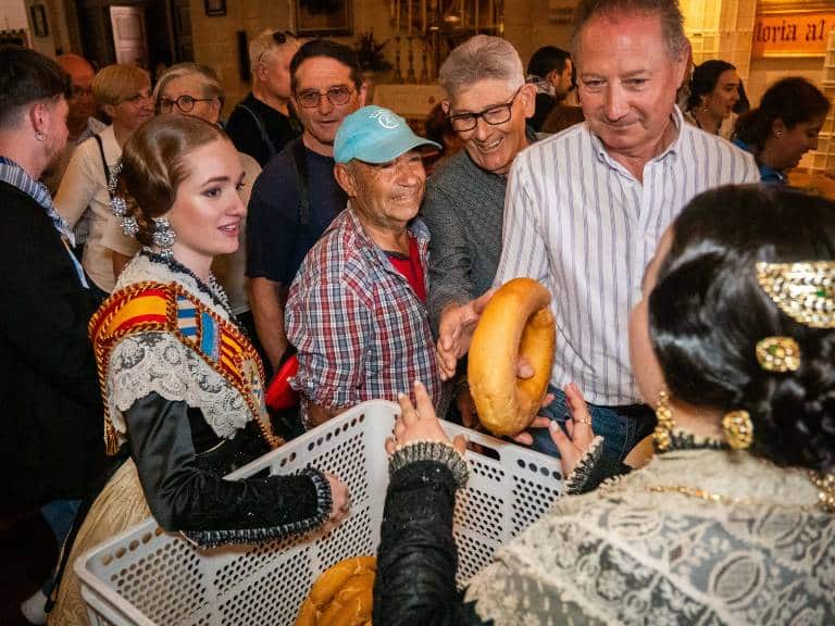 La jornada destacó por la romería infantil a la ermita de San Cristóbal, los entrañables ‘angelets’, el reparto de ‘rotllos’ bendecidos y la música en vivo.