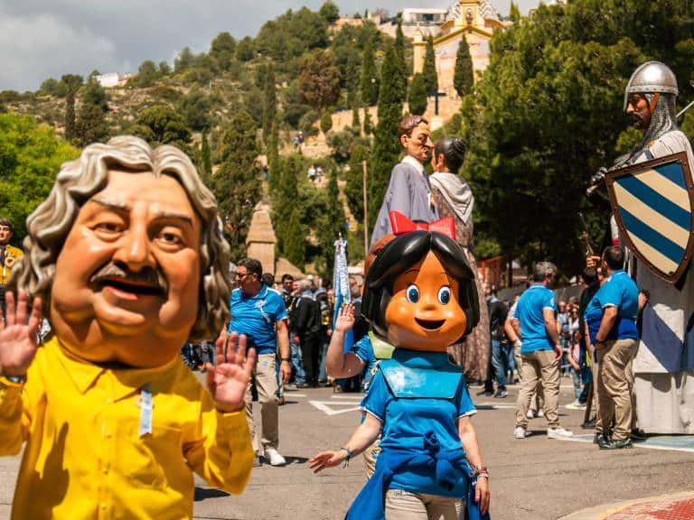 La jornada destacó por la romería infantil a la ermita de San Cristóbal, los entrañables ‘angelets’, el reparto de ‘rotllos’ bendecidos y la música en vivo.