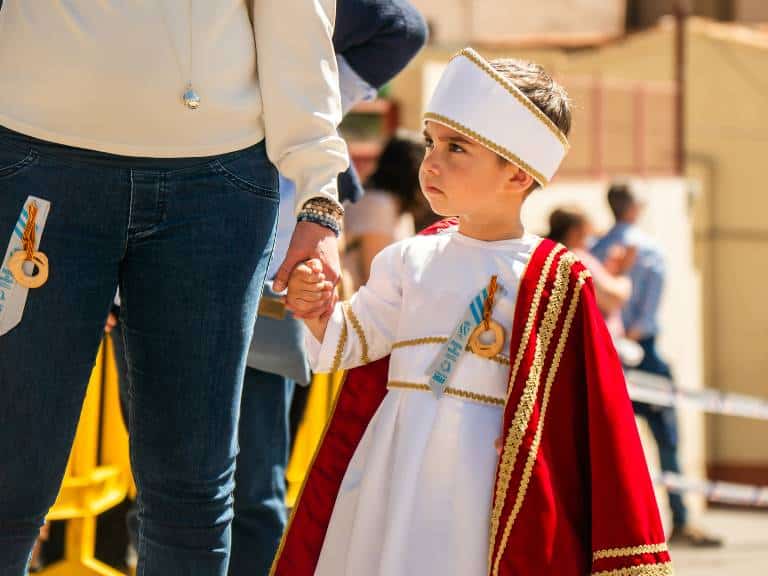 La jornada destacó por la romería infantil a la ermita de San Cristóbal, los entrañables ‘angelets’, el reparto de ‘rotllos’ bendecidos y la música en vivo.