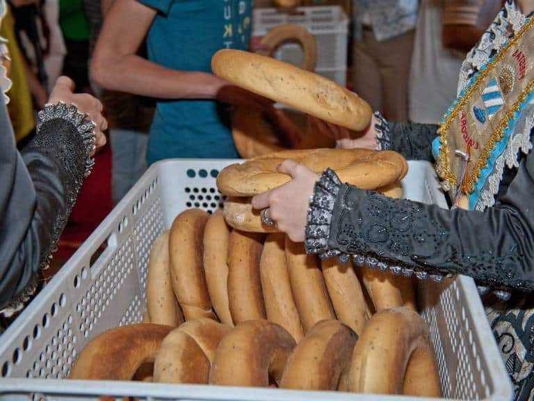 Una de las celebraciones más emblemáticas de l'Alcora, junto con la procesión de Cristo, es sin duda la 'Festa del Rotllo'.