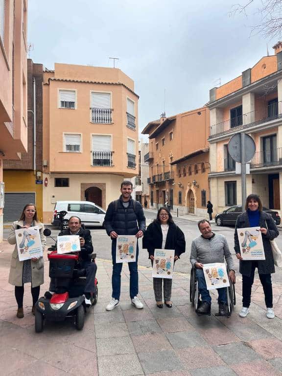 Los niños, niñas y adolescentes toman parte en talleres sobre lengua de signos, uso de silla de ruedas, pictogramas, perros guía, entre otras acciones.