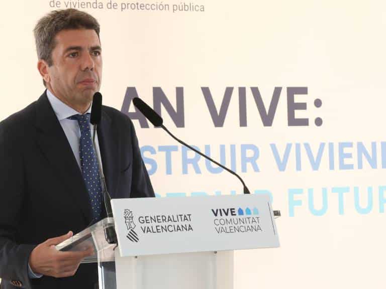 Anuncia que, además, “vamos a bajar el Impuesto de Actos Jurídicos Documentados para hacer asequibles todos los costes y gastos generados por adquirir una vivienda”.