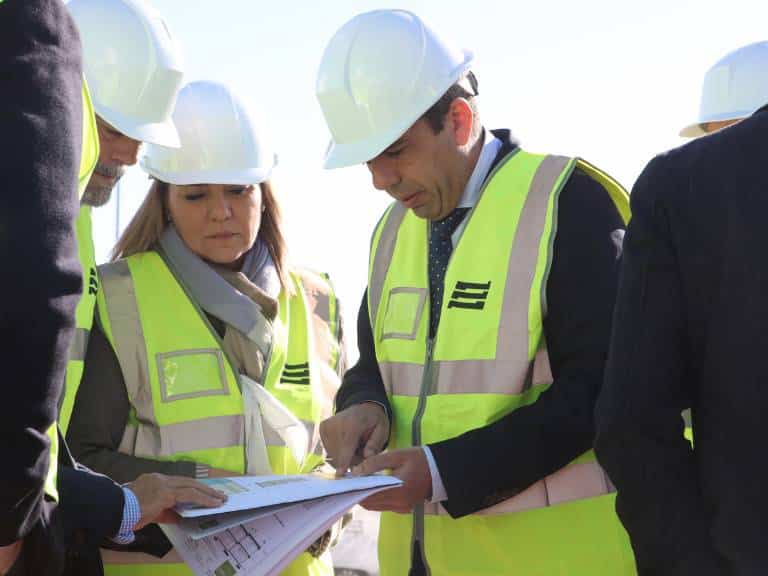 Anuncia que, además, “vamos a bajar el Impuesto de Actos Jurídicos Documentados para hacer asequibles todos los costes y gastos generados por adquirir una vivienda”.