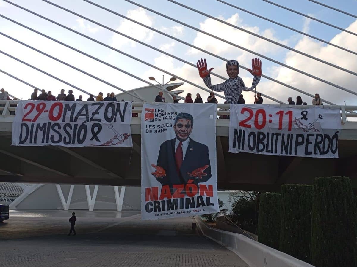 Denuncian burlas de delegados del PP durante la protesta contra Mazón en València