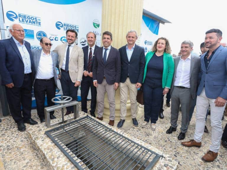 Felicita a la Comunidad de Regantes Riegos de Levante Margen Izquierda en su centenario y destaca sus valores de solidaridad y hermandad.