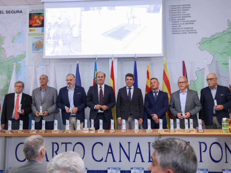 Felicita a la Comunidad de Regantes Riegos de Levante Margen Izquierda en su centenario y destaca sus valores de solidaridad y hermandad.