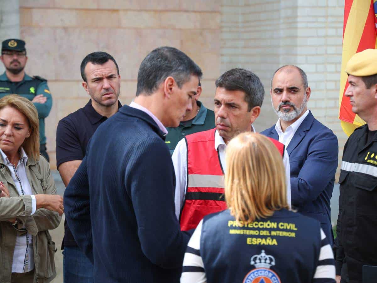Mazón pide una reunión «urgente» con Sánchez para reconstruir Valencia tras la DANA