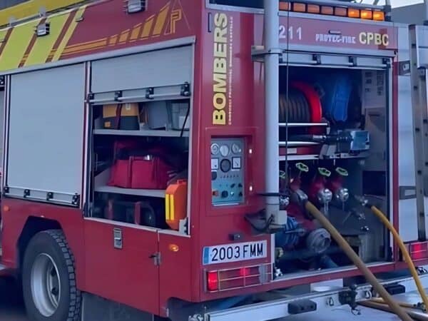 Nuevo susto en la AP-7 de Castellón: incendio en un camión cargado de vehículos en Benicarló