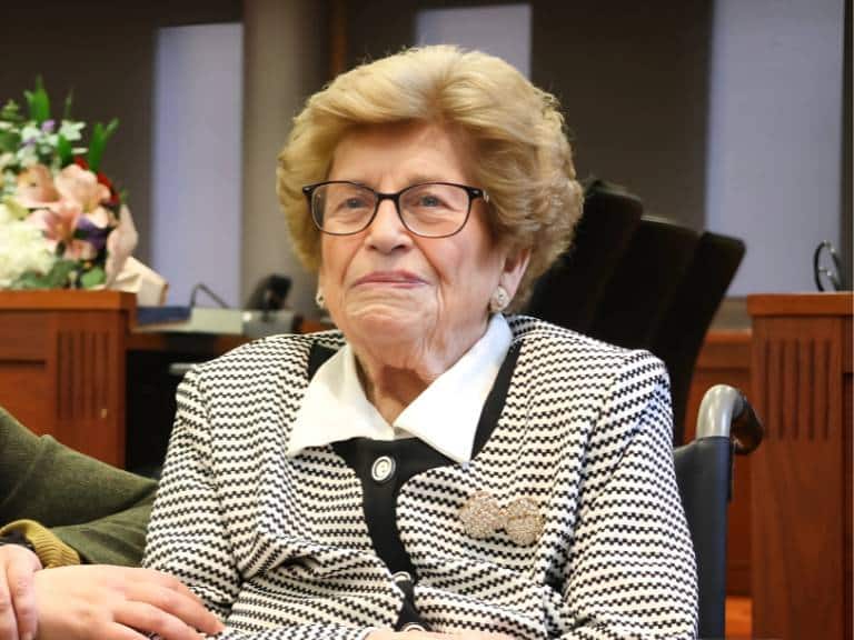 El homenaje, sencillo pero muy emotivo, ha contado con la presencia de familiares que han acompañado a Juana en este día tan especial.