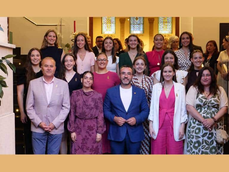 El manifiesto refleja el compromiso y los valores de la reina y su corte hacia las fiestas y la ciudad.
