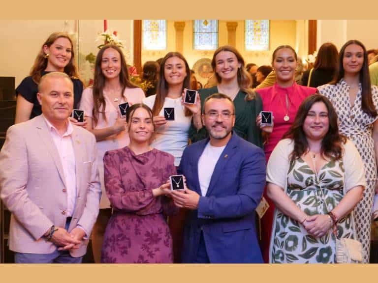 El manifiesto refleja el compromiso y los valores de la reina y su corte hacia las fiestas y la ciudad.
