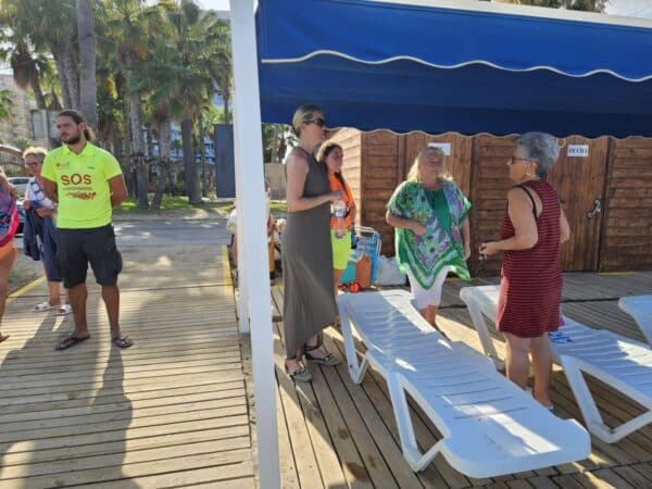 Oropesa comienza a acondicionar sus playas con la instalación de pasarelas, duchas y lavapiés