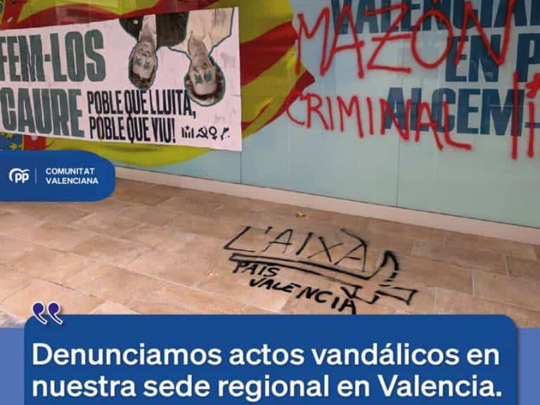 En las paredes de la sede aparecen mensajes como "Mazón criminal" y "Assasins", junto a imágenes de Carlos Mazón y Ursula von der Leyen.
