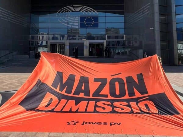Reciben a Mazón en Bruselas exigiendo su dimisión con una gran pancarta Reciben a Mazón en Bruselas exigiendo su dimisión con una gran pancarta