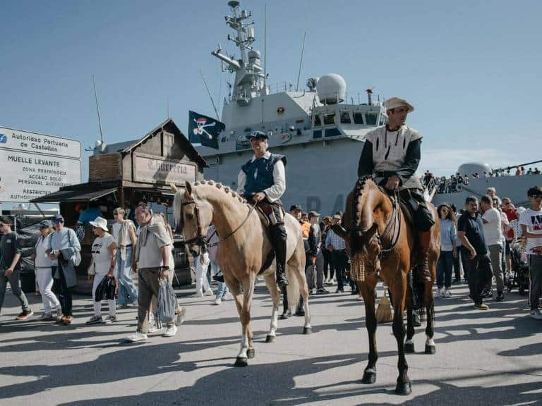 El Grao de Castellón brilla con un espectacular Desfile Marinero y las vibrantes Justas de Sète que unen tradición y espectáculo marítimo.
