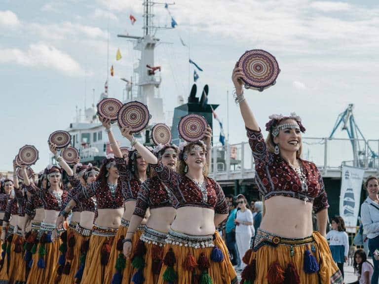 El Grao de Castellón brilla con un espectacular Desfile Marinero y las vibrantes Justas de Sète que unen tradición y espectáculo marítimo.